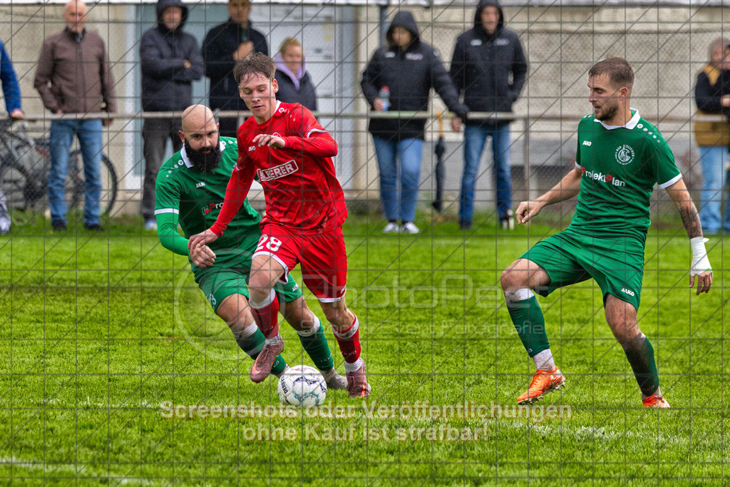 20261011_154513_0235-Bearbeitet_(c)_by_PhotoPeet | Marvin Herbinger (1.FC Donzdorf #28) vor Dario Biancorosso (KSG Eislingen #23)KSG Eislingen (grün) vs. 1.FC Donzdorf (rot), Fußball, Bezirksliga - Bezirk Neckar/Fils, 07. Spieltag, Saison 2026/2027, Rasensportplatz, Albstraße 69, 73054 Eislingen, 11.10.2026 - 15:00 Uhr,Foto: PhotoPeet / Sport- &amp; Eventfotografie / Peter Harich