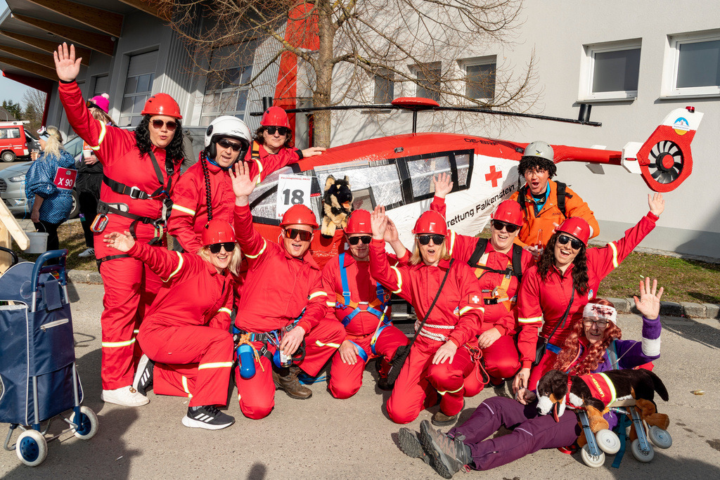 Umzug2025-027_8870 | Fotostrecke: FASCHINGSUMZUG 2025 in Loosdorf. 22 Masken(gruppen)-Teilnehmer: Loosdorfer Vereine, Wirtschaftstreibende, Gemeindeabordnungen sowie Kreditinstitute. rund 700 Besucher entlang der Hauptstrasse. Veranstaltungs-Sicherung durch Mannschaft der FF-Loosdorf mit schwerem Gerät. Maskenprämierung am EKZ-Platz durch Bgm. Thomas Vasku in den Kategorien: Bester Festwagen (Fa. gkonzept-Groissenberger; Beste Personengruppe-ASK-Loosdorf; Beste Einzelperson; Weiteste Anreise-FF Schollach;