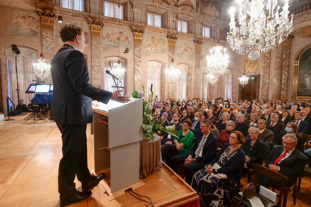 Stadtgründungsfeier | Ludwigsburg - Stadtgründungsfeier mit Verleihung der Bürgermedaille an Siegfried Rapp (mitte)  im Ordenssaal des Ludwigsburger Residenzschlosses, Im Bild: Oberbürgermeister Matthias Knecht - Realisiert mit Pictrs.com