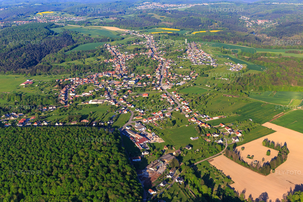 Vue aérienne: Vue de la ville en soirée depuis le sud-ouest à Montbronn dans le département Moselle, France. Photo: IMG_145773.jpg prise le 30/04/2025 par Werner Riehm/FLY-FOTO.eu – Résolution de l'original: 5472 x 3648 px