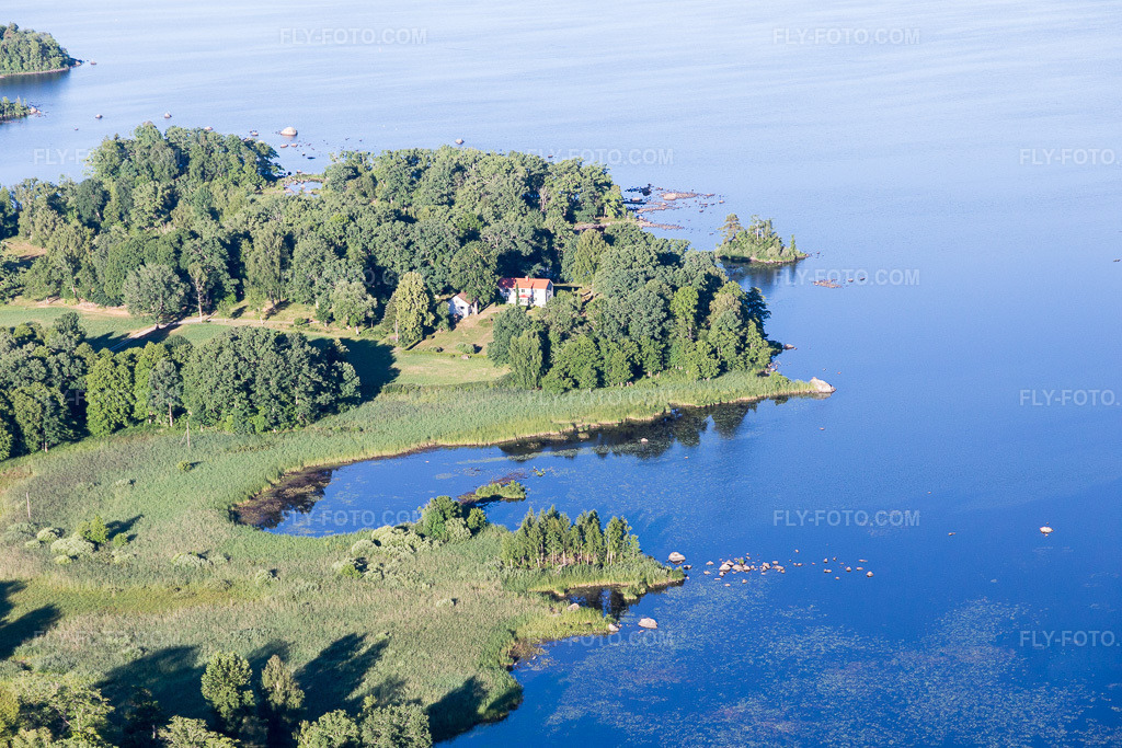 Aerial view: View of the town in Skäggalösa in the state Kronoberg, Sweden. – Photo: IMG_108322.jpg taken on 06/30/2018 by Werner Riehm/FLY-FOTO.com – Resolution of the original: 5472 x 3648 px