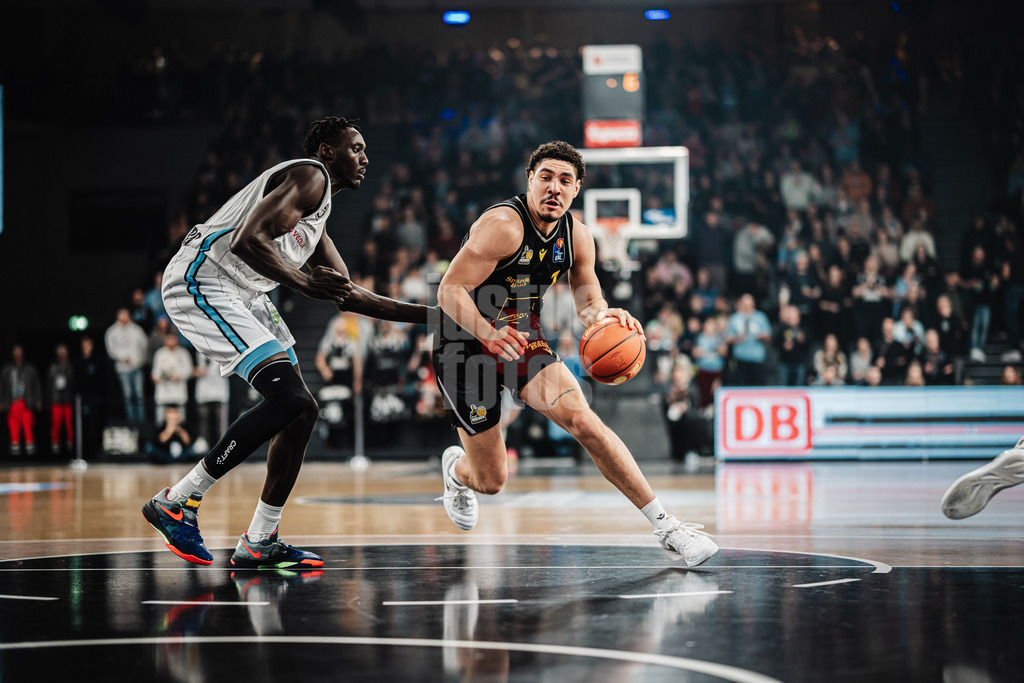 Basketball | Männer | Saison 2024/2025 | easyCredit Basketball Bundesliga | 12. Spieltag | Veolia Towers Hamburg vs. MHP Riesen Ludwigsburg | 21.12.2024 | v.l. Kur Kuath (#23, Veolia Towers Hamburg) und Joel Scott (#1, MHP Riesen Ludwigsburg)