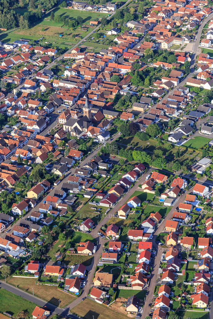 Luftbild: Speyerer und Hauptstraße mit Kirche St. Leo im Ortsteil Schaidt in Wörth im Bundesland Rheinland-Pfalz in Deutschland. Foto: IMG_121003.jpg vom 04.07.2020 durch Werner Riehm/FLY-FOTO.de