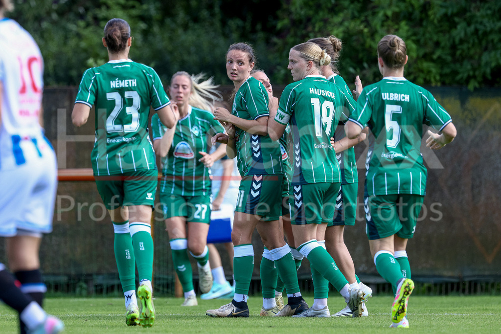 Fussball, Testspiel Frauen, SV Werder Bremen - SC Heerenveen | Spielerinnen des SV Werder Bremen mit Torjubel, Jubel, jubeln, jubelt, optimistisch, Spielszene, Highlight, Freude über das Tor zum 1:0