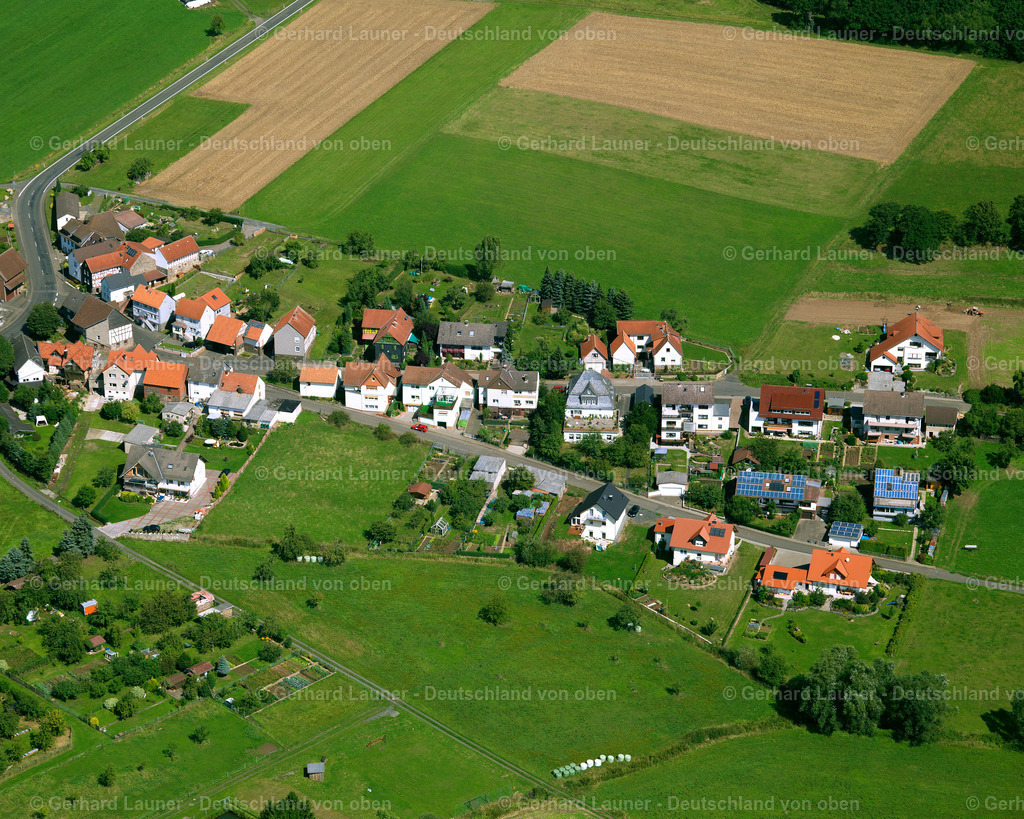 2614801 | DECKENBACH 19.08.2006 Landwirtschaftliche Nutzflächen und Feldgrenzen  umsäumen das Siedlungsgebiet des Dorfes in Deckenbach im Bundesland Hessen, Deutschland // Agricultural land and field boundaries surround the settlement area of the village  in Deckenbach in the state Hesse, Germany Foto: Gerhard Launer