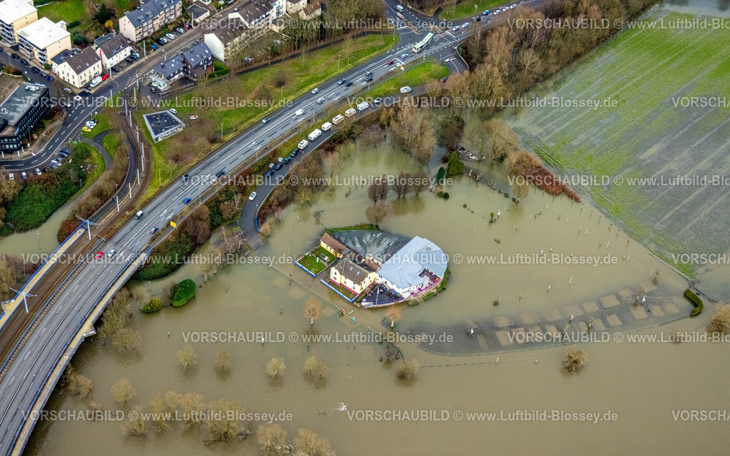 Hattingen231202338Ruhr | Luftbild, Ruhrhochwasser, Weihnachtshochwasser 2023, Fluss Ruhr tritt nach starken Regenfällen über die Ufer, Überschwemmungsgebiet Campingplatz Ruhrbrücke in Hattingen unter Wasser, Bäume im Wasser, Baak, Hattingen, Ruhrgebiet, Nordrhein-Westfalen, Deutschland
