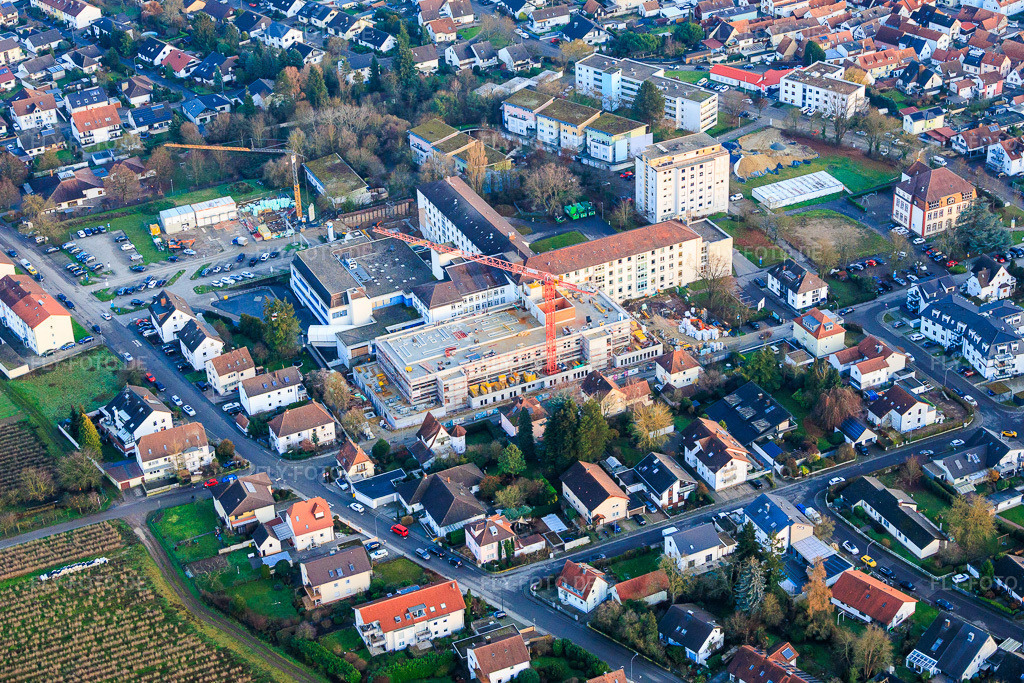 Luftbild: Baustelle zur Erweiterung des Krankenhauses Asklepios Südpfalzkliniken in Kandel im Bundesland Rheinland-Pfalz in Deutschland. Foto: IMG_152157.jpg vom 12.12.2025 durch Werner Riehm/FLY-FOTO.deAsklepios - Asklepios Kliniken