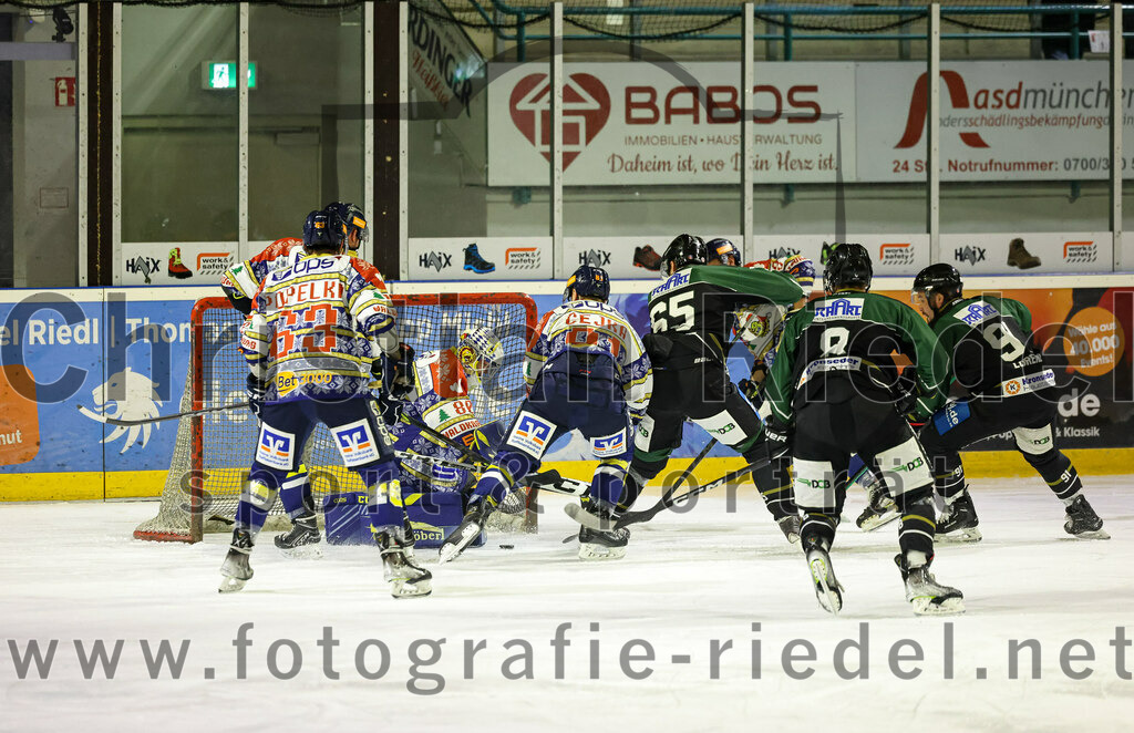 2022-12-09_038_TSV_Erding_gegen_EHC_Waldkraiburg | Erding, Deutschland, 09.12.2022:
Eishockey, Bayernliga 2022 / 2023, 19. Spieltag, TSV Erding gegen EHC Waldkraiburg, Endergebnis: 9:2

Michal Popelka (EHC Waldkraiburg, #63), Torwart Kevin Yeingst (EHC Waldkraiburg, #80), Michael Cejka (EHC Waldkraiburg, #81), Thomas Plihal (Erding Gladiators, #65), Wassilij Guft-Sokolov (Erding Gladiators, #8), Rudolf Lorenz (Erding Gladiators, #91)

Foto: Christian Riedel / fotografie-riedel.net