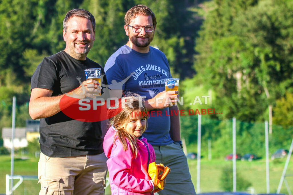 Austria Klagenfurt Amateure - SK Treibach 1-1, Kärntner Liga 2. Runde | Zuschauer mit Kind, Austria Klagenfurt Amateure - SK Treibach 1-1 am 08.08.2023 in Brückl
(Sportplatz), Austria, (Photo by Ernst Krawagner sport-fan.at) - Realisiert mit Pictrs.com