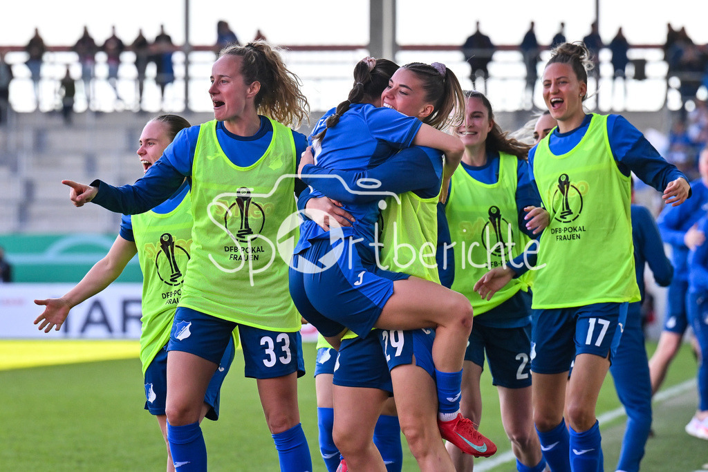 FC Bayern München - TSG 1899 Hoffenheim | Jubel der Hoffenheimerinnen nach dem Treffer zum 0-1 durch Ereleta MEMETI (TSG Hoffenheim Frauen 7) / Tor / Torschuetze / Freude / Happy / Frauen DFB Pokal: FC Bayern Muenchen - TSG 1899 Hoffenheim, FC Bayern Campus am 22.03.2025