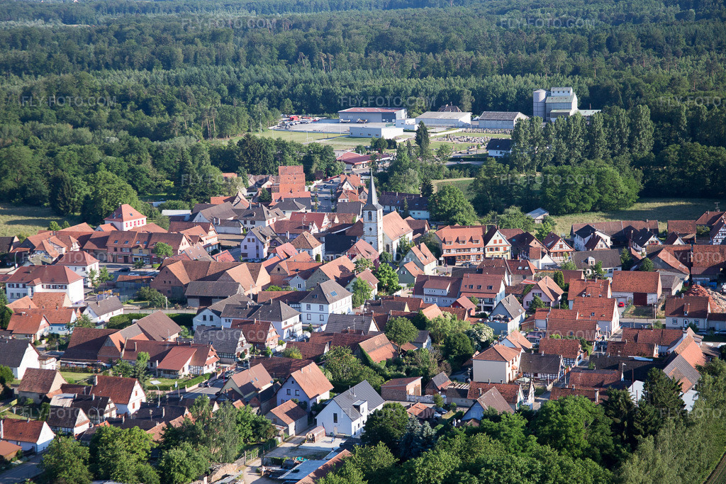 Aerial view: View of the town in Niederrœdern in the state Bas-Rhin, France.Photo: IMG_080194.jpg taken on 06/05/2015 by Werner Riehm/FLY-FOTO.comResolution of the original: 5472 x 3648 px