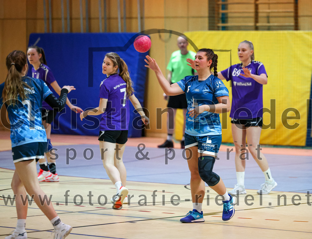 2023-01-21_107_SpVgg_Altenerding_gegen_TSV_Karlsfeld | Erding, Deutschland, 21.01.2023:
Handball, Bezirksoberliga Frauen Altbayern 2022 / 2023, 8. Spieltag, SpVgg Altenerding gegen TSV Karlsfeld, Endergebnis: 28:24

Eva Magdalena Reisky (TSV Eintracht Karlsfeld, #2), Jessica Scherb (SpVgg Altenerding, #7), Laura Spreng (TSV Eintracht Karlsfeld, #5)

Foto: Christian Riedel / fotografie-riedel.net