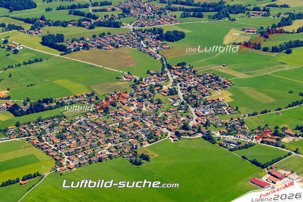 Aktuelles Luftbild von  Waakirchen - Die Luftaufnahme wurde 2022 mittels UL-Flugzeug erstellt ( keine Drohne ) - hochauflösende Kamera-Systeme von  Canon -Beste Qualität - Für grossformatige Ausdrucke geeignet. Die Geschenkidee !