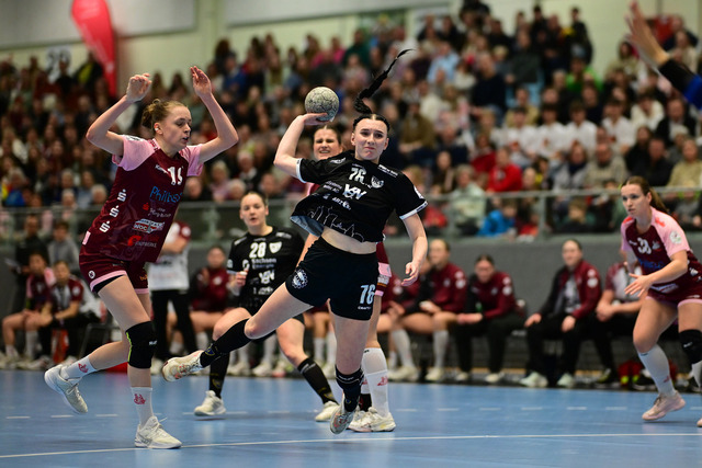 Handball I Frauen I Saison 2025-2026 I 2. HBF I 11. Spieltag I HL Buchholz 08-Rosengarten - HC Leipzig I 75957 | Wurf Lisa Lammich (76, HC Leipzig) - Realisiert mit Pictrs.com