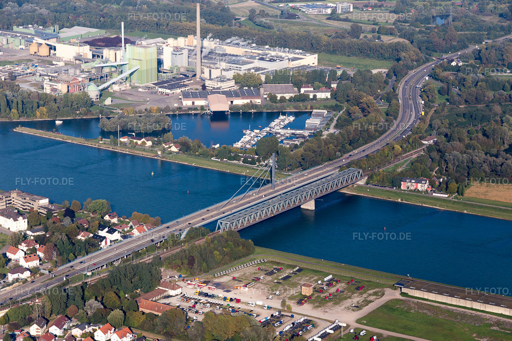 Luftbild: Rheinbrücke Maxau von Südwesten im Ortsteil Maximiliansau in Wörth im Bundesland Rheinland-Pfalz in Deutschland. Foto: IMG_103589.jpg vom 23.09.2017 durch Werner Riehm/FLY-FOTO.de