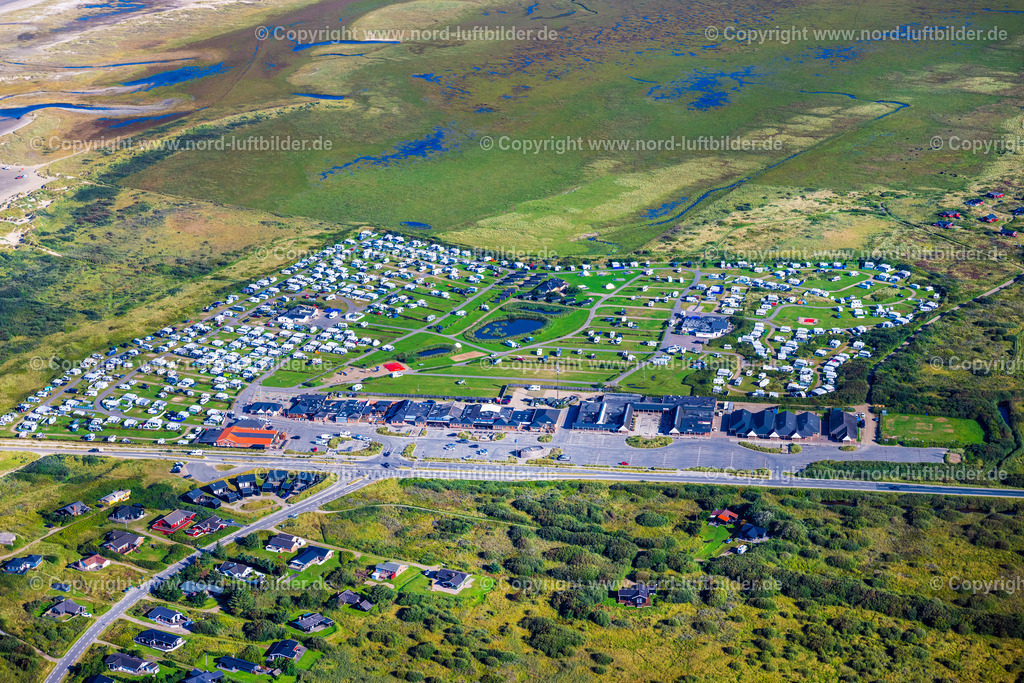 Römö_Lakolk_Camping_Dänemark_Strand_ELS_7279280824 | RöMö 28.08.2024 Campingplatz mit Wohnwagen und Zelten im Küstenbereich " First Camp Lakolk Strand - Römö " an der Straße Lakolk Camping in Römö auf der Insel Römö in Region Syddanmark, Dänemark. // Campsite with caravans and tents in the coastal area " First Camp Lakolk Strand - Roemoe " on street Lakolk Camping in Roemoe at the island Roemoe in Syddanmark, Denmark. Foto: Martin Elsen