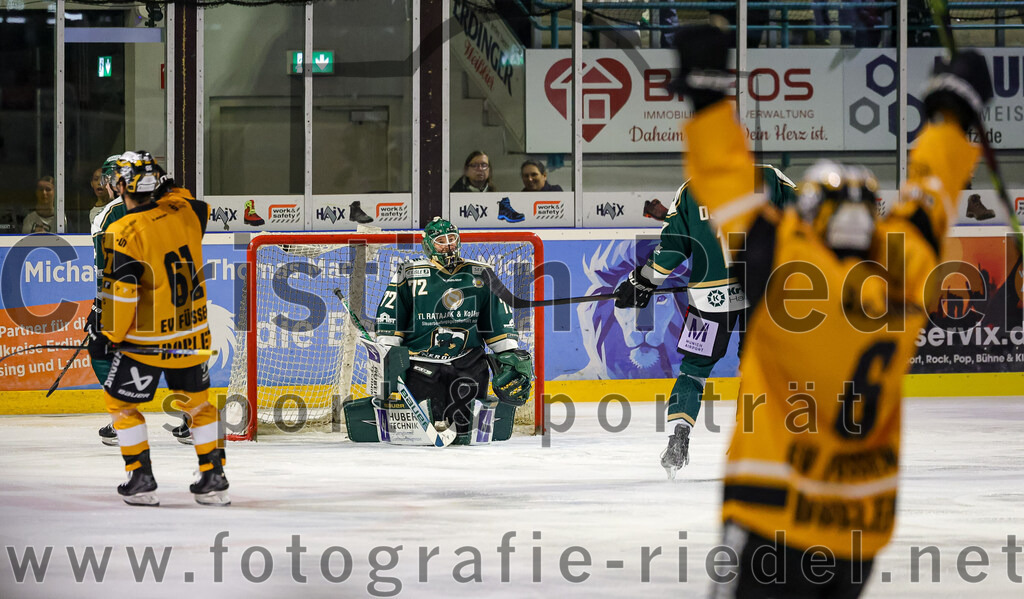 2025-11-02_114_TSV_Erding_gegen_EV_Fuessen | Erding, Deutschland, 02.11.2025:Eishockey, Oberliga Süd 2025 / 2026, 15. Spieltag, TSV Erding gegen EV Füssen, Endergebnis: 2:6Simon Boyko (EV Füssen, #61), Torwart David Zabolotny (Erding Gladiators, #72), Elia Ostwald (Erding Gladiators, #17), Ondrej Zelenka (EV Füssen, #6)Foto: Christian Riedel / fotografie-riedel.net
