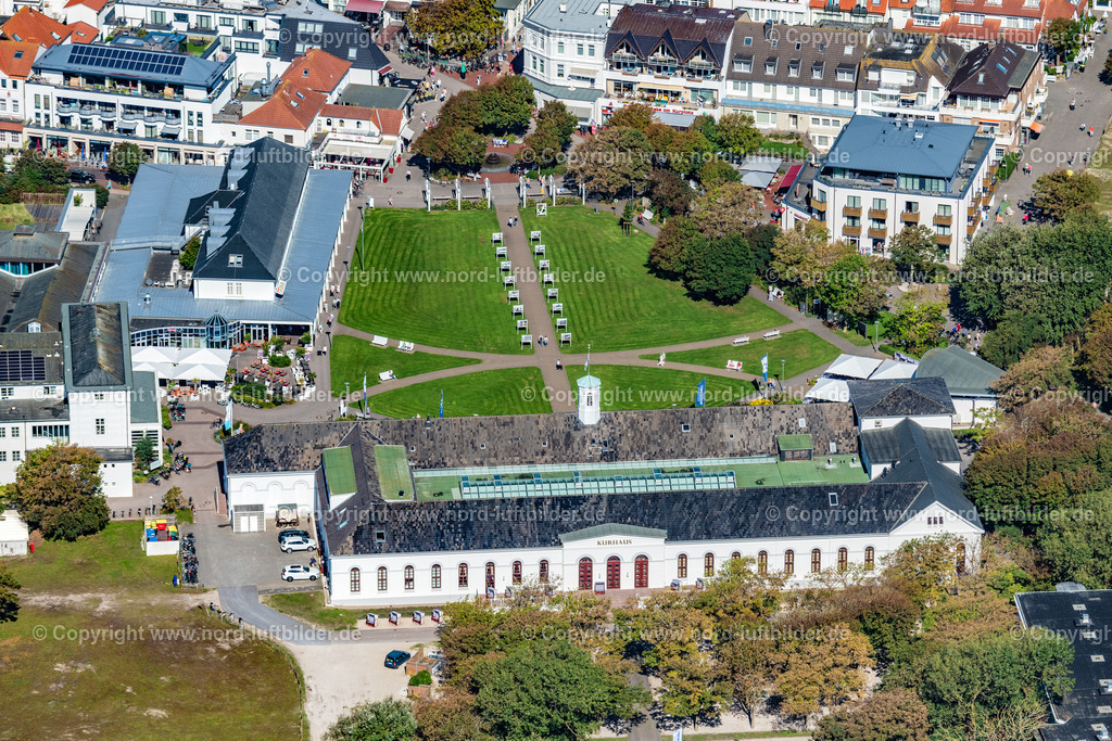 Norderney_Kurplatz_Tourismusinformation_ELS_7150050923 | NORDERNEY 05.09.2023 Kurgebiet und " Conversationshaus " auf Norderney am Kurplatz im Bundesland Niedersachsen, Deutschland. // Spa area and "Conversationshaus" on Norderney at Kurplatz in the state of Lower Saxony, Germany. Foto: Martin Elsen
