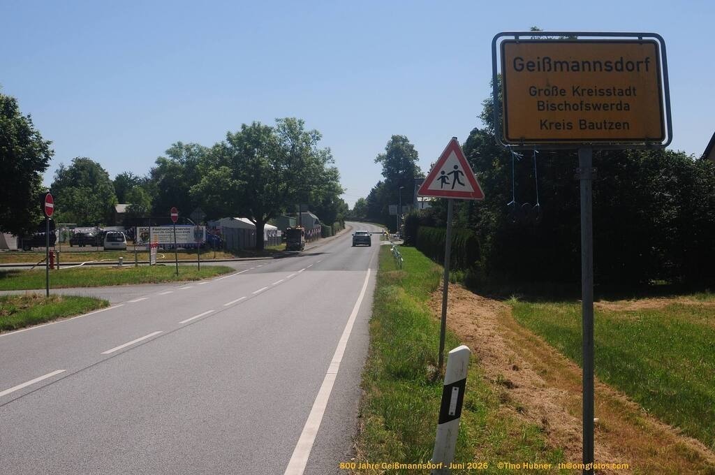 Geißmannsdorf-2026-Ortsbilder-201 | Geißmannsdorf bei Bischofswerda im Sommer 2026. Ein fotografischer Streifzug durch das Dorf Geißmannsdorf, mit Gebäuden, Straßen, Strohpuppen und geschmückten Vorgärten und Grundstücken anlässlich der 800-Jahr-Feier von Geißmannsdorf im Juni 2026 - Realisiert mit Pictrs.com