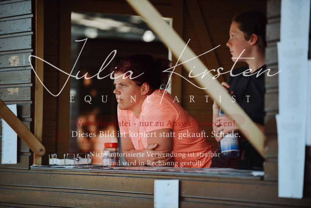 DSC_3395 | Pferde- und Turnierfotografie in Westsachsen. Pferdeportraits, Auftragszeichnungen und intuitive Kunst.