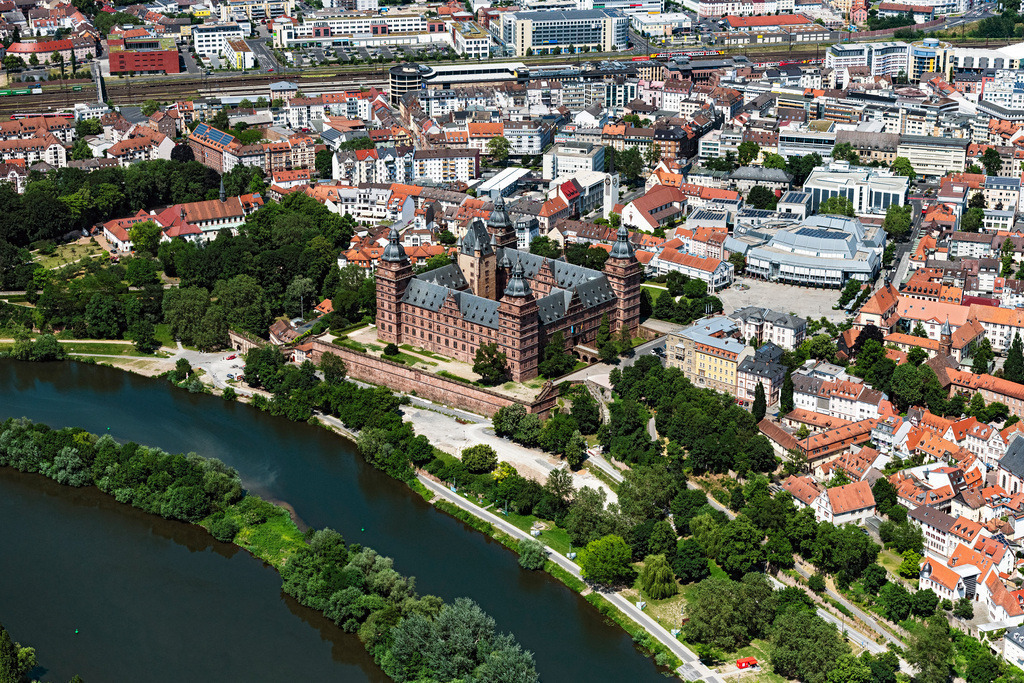 dr__0067464.jpg | ASCHAFFENBURG 17.06.2021 Gebäude und der Schloßpark- Anlagen des Wasserschloß Johannisburg in Aschaffenburg im Bundesland Bayern. // Building and castle park systems of water castle Johannisburg in Aschaffenburg in the state Bavaria. Foto: Daniel Reiter