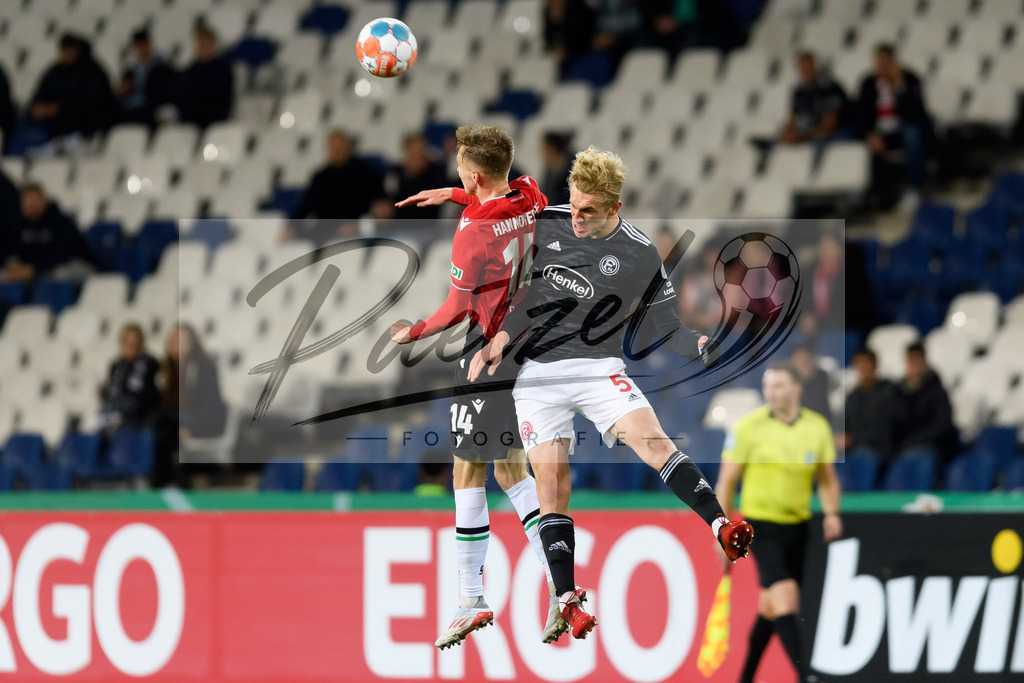 H96DUS20211027_024 | Fussball, Herren: Maximilian Beier (Hannover 96) und Christoph Klarer (Fortuna Duesseldorf) im Zweikampf bei dem Spiel der 2. Runde im DFB-Pokal zwischen Hannover 96 und Fortuna Duesseldorf in der HDI-Arena am 27.10.2021 in Hannover, Deutschland.DFB / DFL REGULATIONS PROHIBIT ANY USE OF PHOTOGRAPHS AS IMAGE SEQUENCES AND/OR QUASI-VIDEO. - Realisiert mit Pictrs.com