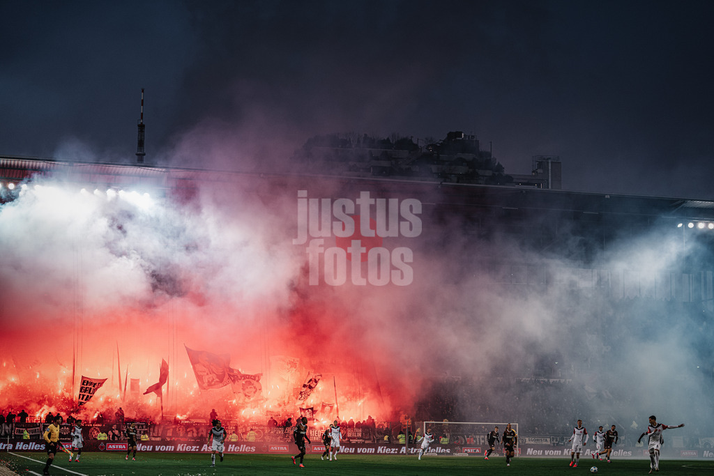 Fußball | Männer | Saison 2024/2025  | Fußball-Bundesliga | 16. Spieltag | FC St. Pauli vs. Eintracht Frankfurt | 11.01.2025 | Pyrotechnik der Auswärtsfans aus Frankfurt, das Spiel musste unterbrochen werden
