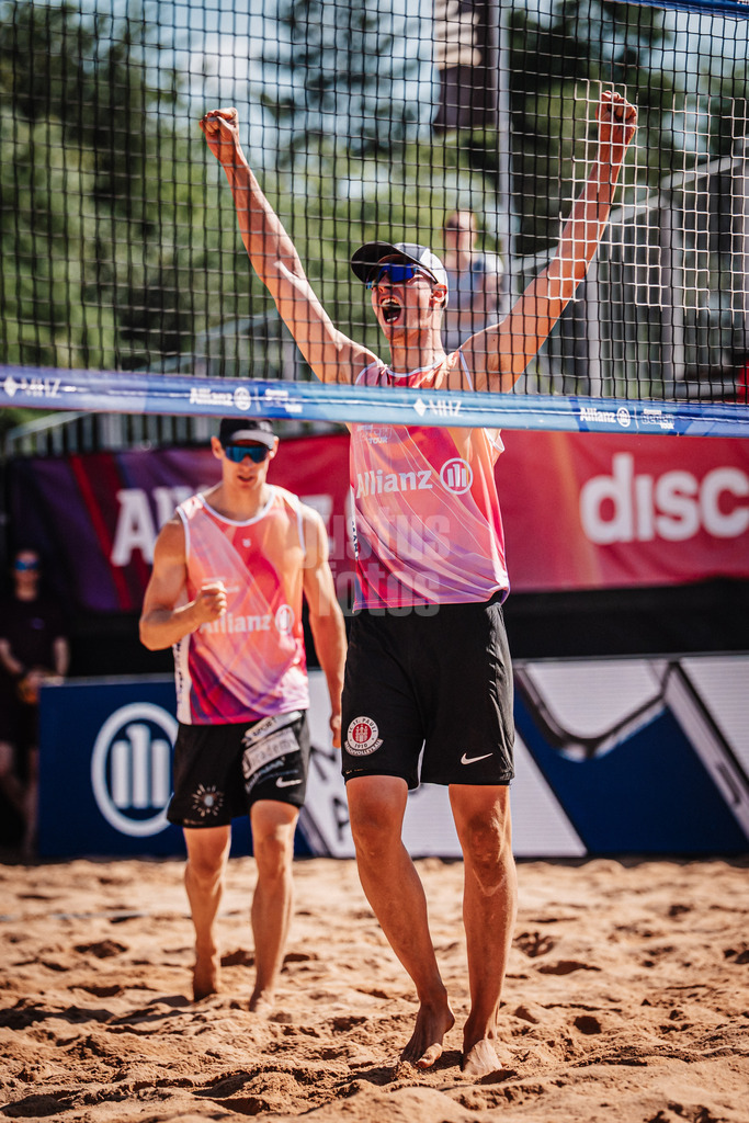 Beachvolleyball | Männer | Allianz German Beach Tour 2025 | Tourstop München | 12.07.2025 | v.l. Jonas Reinhardt und Robin Sowa jubeln