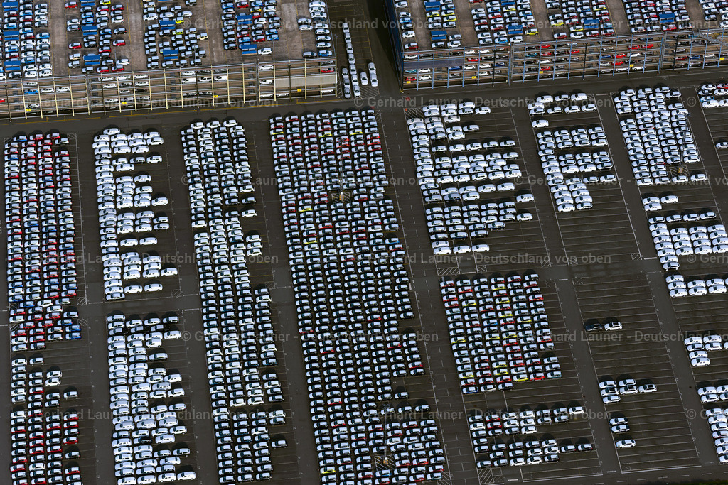 4030606 | BREMERHAVEN 01.06.2020 Parkplatz und Abstellfläche für Automobile - PKW am Überseehafen im Ortsteil Stadtbremisches Überseehafengebiet Bremerhaven in Bremerhaven im Bundesland Bremen, Deutschland. // Parking and storage space for automobiles on Ueberseehafen in the district Stadtbremisches Ueberseehafengebiet Bremerhaven in Bremerhaven in the state Bremen, Germany. Foto: Gerhard Launer