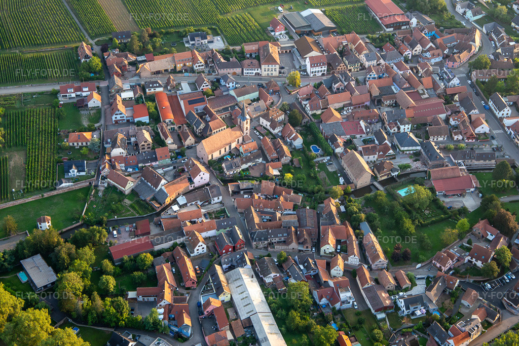 Luftbild: Eglise Saint Etienne in Wolxheim im Bundesland Bas-Rhin in Frankreich. – Foto: IMG_138015.jpg vom 19.08.2023 durch Werner Riehm/FLY-FOTO.de – Auflösung des Originals: 5472 x 3648 px – Communauté de paroisses Sainte Edith Stein