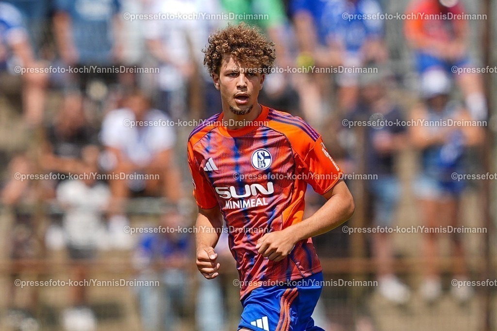 xYDR20072501068 | 20.07.2025, xydrx, Fußball, Rot Weiss Ahlen - FC Schalke 04, Testspiel, Wersestadion: Mika Karim Khadr (FC Schalke 04 #45)