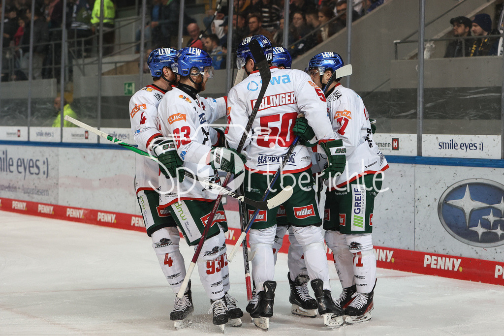 EHC München - Augsburger Panther | Die Gaeste jubeln nach dem Treffer zum 0-1 durch Alexander OBLINGER (AEV #50) / Tor / Freude / Jubel / Torschuezte