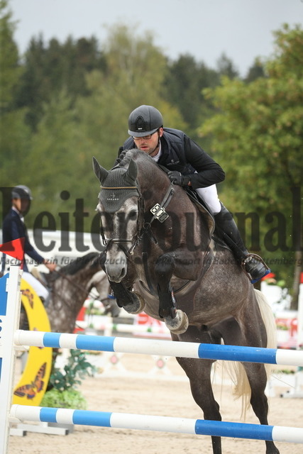 Villingendorf_2022_Prfg.Nr.08_zwei Phasen_Springprfg.Kl.M_Youngster_Jürgen Eberhard_Con Fabio (2) | Alle Fotos der Reiterjournal Fotografin Doris Matthaes im Reiterjournal Online-Fotoshop. - Realisiert mit Pictrs.com