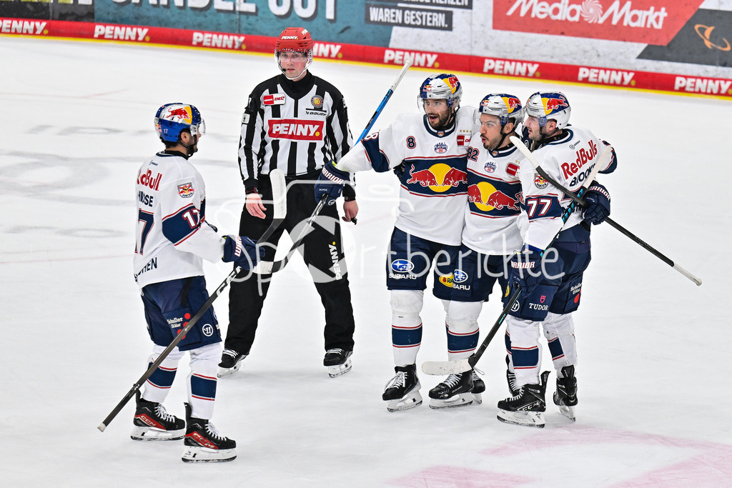 ERC Ingolstadt - EHC RB München | INGOLSTADT, GERMANY - 27. MAERZ: Jubel der Gäste nach dem Treffer zum 0-2 durch Christopher DESOUSA (RB München 82) / Tor / Torschuetze / Freude / Happy während dem Match zwischen dem ERC Ingolstadt und dem EHC RB München bei Spiel 2 des DEL Playoff Viertelfinales in der Saturn Arena