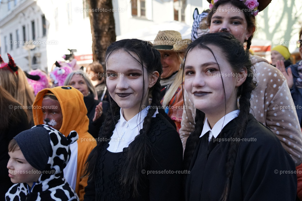 news-2023-Feb16-Unsinniger_Fasching_Reutte-sony-DSC02615 | Info aus dem Bezirk Reutte/Ausserfern Tirol sowie eine umfangreiche Bilddatenbank über die gesamte Region: Lechtal, Talkessel Reutte, Tannheimertal, Zwischentoren. Lech, Plansee, Zugspitze, Grenztunnel, B179, Fernpassstraße, Verkehr, Lawinen, Tradition, - Realisiert mit Pictrs.com