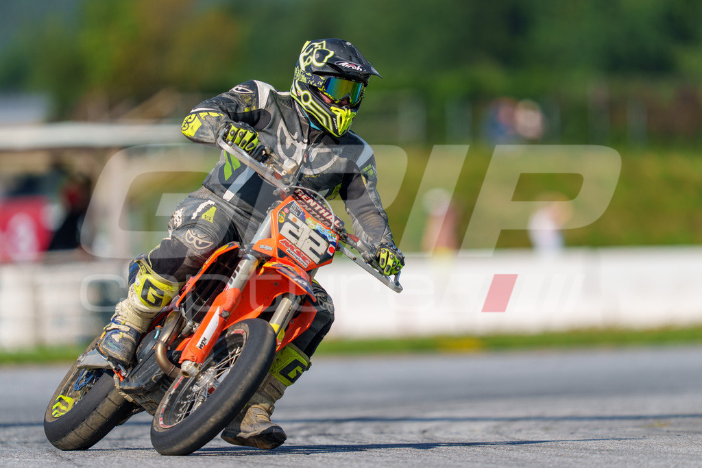 SuperMoto_Staatsmeisterschaft_Greinbach_182 | GRIPcapture steht für authentische Sportfotografie in Österreich – für Momente, die mehr sind als Geschwindigkeit oder Ergebnis. Es geht um Emotion, Spannung, Fokus und den Augenblick, der oft nur einen Wimpernschlag dauert.Ob Motorsport, Teamsport oder 