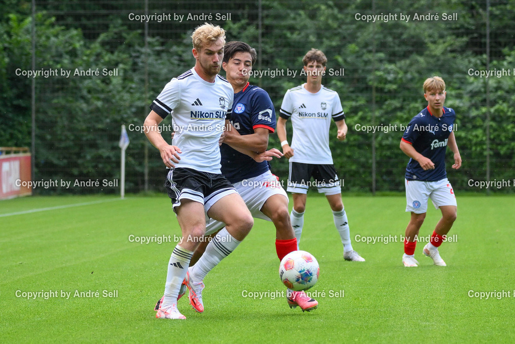 Holstein Kiel II vs 1. FC Phönix Lübeck II | Kevin Hahn (Holstein #22) vs Philippe Beeke (Phönix #16) / Fußball-Oberliga Männer 2026/2027 / Holstein Kiel II vs 1. FC Phönix Lübeck II / Citti Fussball Park - Projensdorf / Kiel / 08.08.26 - Realisiert mit Pictrs.com
