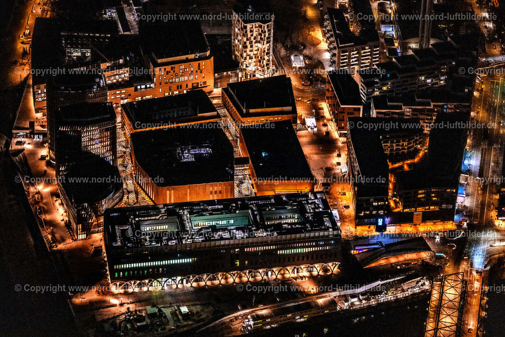 Hamburg_Hafencity_Sandtor_Nachtaufnahme_Westfield_ELS_7425060325 | HAMBURG 06.03.2025 Nacht- Lichter und Beleuchtung Baustelle zum Neubau des Gebäudekomplexes des Einkaufszentrum am Überseequartier am Strandkai, Überseeboulevard, New-Orleans-Straße im Ortsteil Hafencity in Hamburg, Deutschland. Weiterführende Informationen bei: CHRISTIAN DE PORTZAMPARC,  Depenbrock Bau GmbH & Co. KG,  F + Z Baugesellschaft, Zweigniederlassung der Hecker Bau GmbH & Co. KG,  Unibail-Rodamco Germany GmbH,  Unibail-Rodamco ÜSQ Süd Quartiersmanagement GmbH. // Night lighting construction site for the new building complex of the shopping center at the Ueberseequartier on Strandkai, Ueberseeboulevard, New-Orleans-Strasse in the Hafencity district of Hamburg, Germany. Further information at: CHRISTIAN DE PORTZAMPARC,  Depenbrock Bau GmbH & Co. KG,  F + Z Baugesellschaft, Zweigniederlassung der Hecker Bau GmbH & Co. KG,  Unibail-Rodamco Germany GmbH,  Unibail-Rodamco UeSQ Sued Quartiersmanagement GmbH. Foto: Martin Elsen
