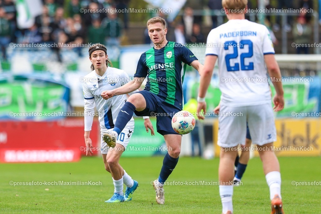 xKWIx12042601027 | 2026.04.12, xkwix, Fußball, Regionalliga West, FC Gütersloh -  SC Paderborn 07 II, Heidewaldstadion (Ohlendorf Stadion im Heidewald), 29.Spieltag, Saison 2025 / 2026: Jan-Lukas Liehr (FC Gütersloh #7) im Zweikampf gegen Bennit Broeger (SC Paderborn II #10) DFB regulations prohibit any use of photographs as image sequences and or quasi-video. Photo: xKamilxWilkowskixPressefotoKochx