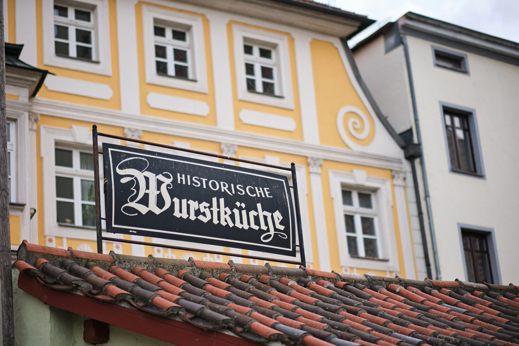 Blick auf die Tafel Historische Wurstküche | Regensburg, Deutschland - May 30, 2024: Blick auf die Tafel Historische Wurstküche. - Realisiert mit Pictrs.com