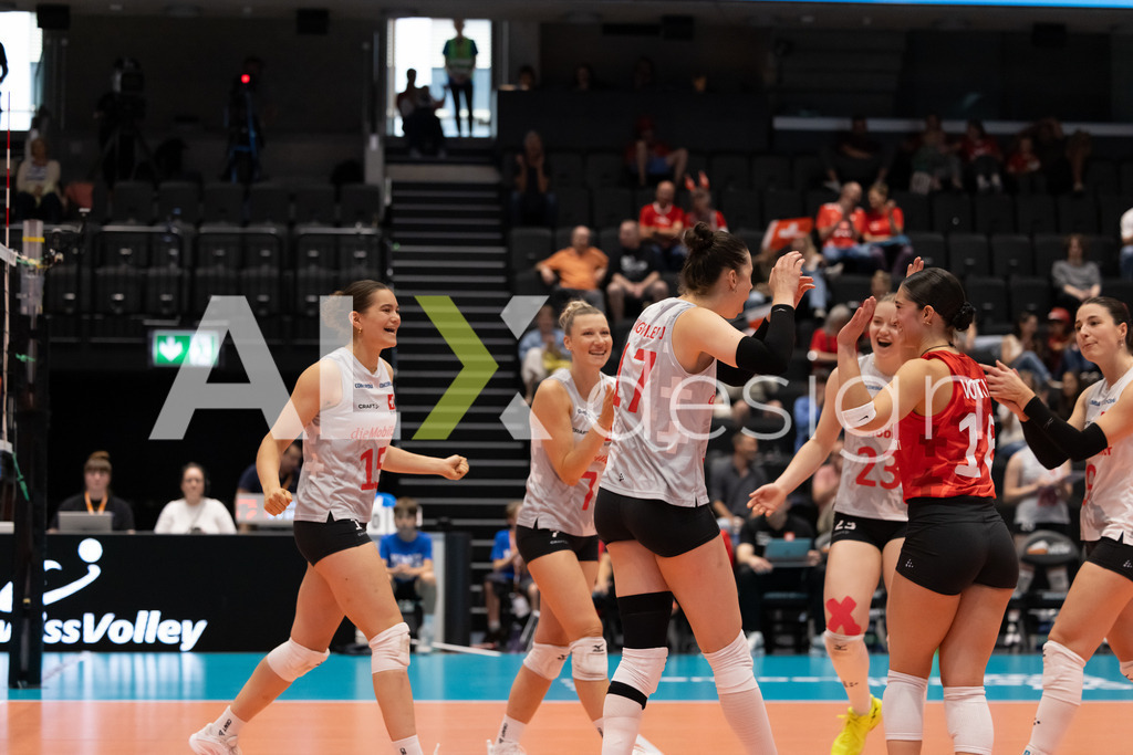 Georgia v Switzerland - CEV European League Women | KRIENS, SWITZERLAND - JUNE 12: Players of Switzerland celebrating during the CEV European League match between Georgia and Switzerland at Pilatus Arena on June 12, 2026 in Kriens, Switzerland. - Realisiert mit Pictrs.com