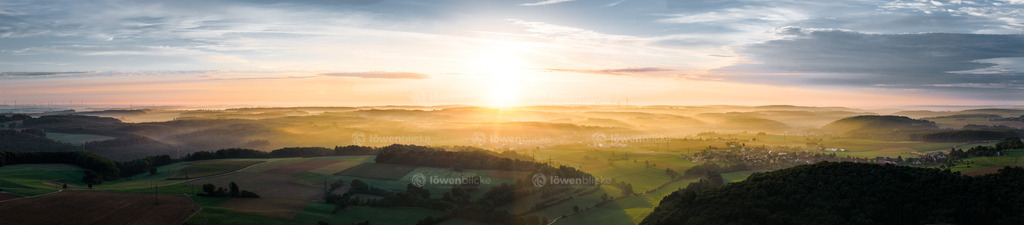 Sonnenaufgang hinter Amstetten Bahnhof und Dorf | löwenblicke | shop