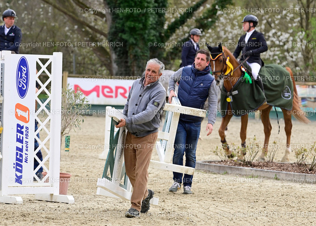 20230410-1973-reitsport-kranichstein-HENFOTO | 10.04.2023 Reitsport Frühjahrsopening Hofgut Darmstadt-Kranichstein Springprüfung Klasse S mit Stechen Turnierleitung packt an Mitte Andreas Wendenburg (Foto: Peter Henrich) - Realisiert mit Pictrs.com