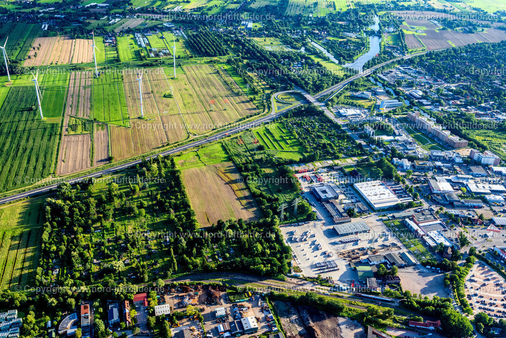 Hamburg_Bergedorf_Gewerbegebiet_ELS_9423040823 | HAMBURG 04.08.2023 Landwirtschaftlich genutzte Felder als Planungsfläche und Entwicklungsgebiet " Gewerbegebiet Bergedorf " in Hamburg, Deutschland. // Agricultural fields as planning area and development area " Gewerbegebit Bergedorf " in Hamburg, Germany. Foto: Martin Elsen