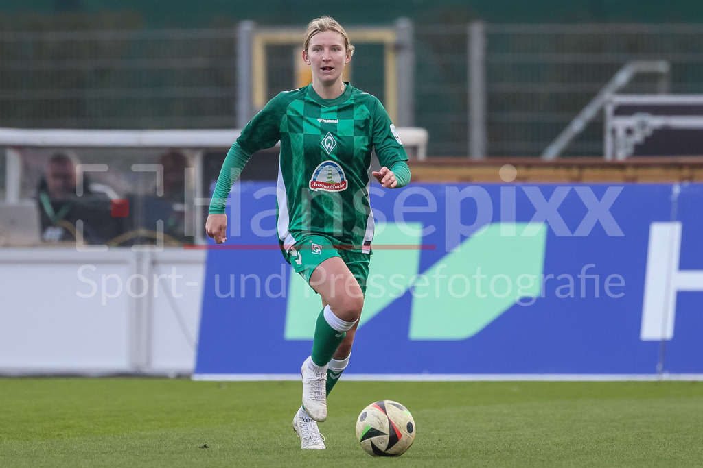 Fussball, Google Pixel Frauen-Bundesliga, SV Werder Bremen - RB Leipzig | v.li.: Kaylie Ronan (SV Werder Bremen, 4) am Ball, Freisteller, Einzelbild, Ganzkörper, Aktion, Action, Spielszene, DIE DFB-RICHTLINIEN UNTERSAGEN JEGLICHE NUTZUNG VON FOTOS ALS SEQUENZBILDER UND/ODER VIDEOÄHNLICHE FOTOSTRECKEN. DFB REGULATIONS PROHIBIT ANY USE OF PHOTOGRAPHS AS IMAGE SEQUENCES AND/OR QUASI-VIDEO.
