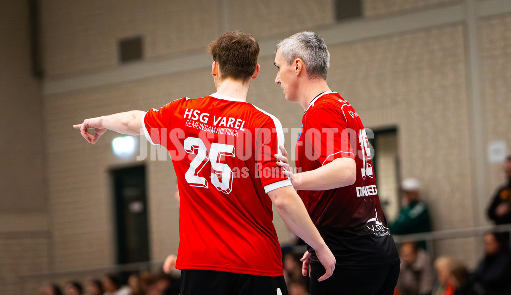 Handball I Herren I Saison 2025-2026 I Verbandsliga West I 13. Runde I SFN Vechta - HSG Varel II I 7454 | Silas Fink (25, HSG Varel II) und Stefan Dorneburg (19, HSG Varel II) - Realisiert mit Pictrs.com