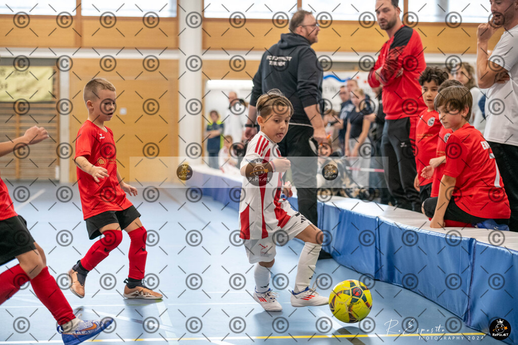 20241124_FCR-Hallenturnier-F2_1_022 | Sport und Naturfotografie von Roberto Esposito zeigt echte Momente Bewegung und die Schönheit der Natur. Ausdrucksstarke Bilder schaffen Emotionen.
