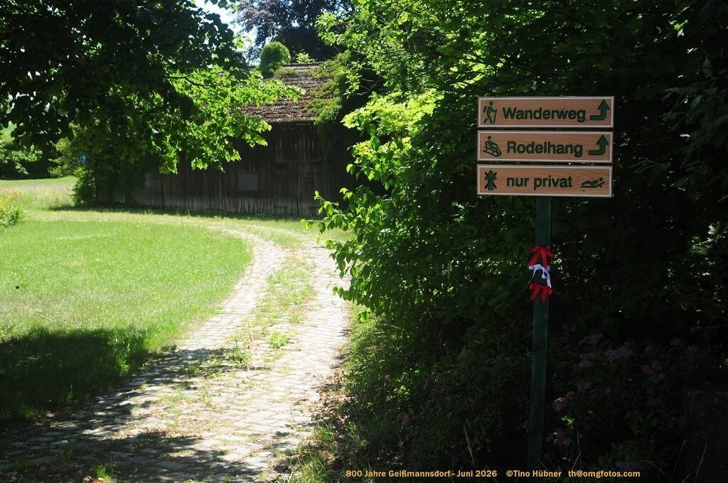 Geißmannsdorf-2026-Ortsbilder-513 | Geißmannsdorf bei Bischofswerda im Sommer 2026. Ein fotografischer Streifzug durch das Dorf Geißmannsdorf, mit Gebäuden, Straßen, Strohpuppen und geschmückten Vorgärten und Grundstücken anlässlich der 800-Jahr-Feier von Geißmannsdorf im Juni 2026 - Realisiert mit Pictrs.com