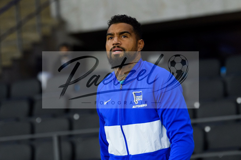 BSCFCB20220123_184 | Fussball, Herren: Kevin-Prince Boateng (Hertha BSC) schaut bei dem Spiel der 1. Bundesliga zwischen Hertha BSC und FC Bayern Muenchen im Olypiastadion am 23.01.2022 in Berlin, Deutschland.DFB / DFL REGULATIONS PROHIBIT ANY USE OF PHOTOGRAPHS AS IMAGE SEQUENCES AND/OR QUASI-VIDEO. - Realisiert mit Pictrs.com