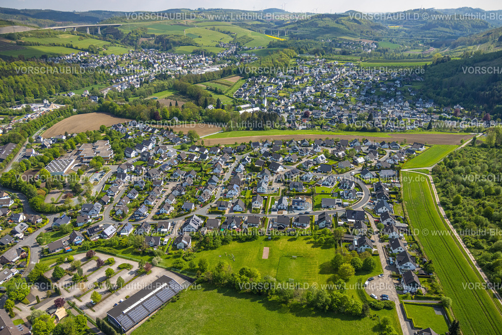 Bestwig240502957 | Luftbild, Wohngebiet Ortsansicht Bestwig, Ostwig und Nuttlar mit Autobahn A46 Talbrücke Nuttlar, vorne Parkplätze und Berufskolleg Bergkloster mit Solardach, Ostwig, Bestwig, Sauerland, Nordrhein-Westfalen, Deutschland